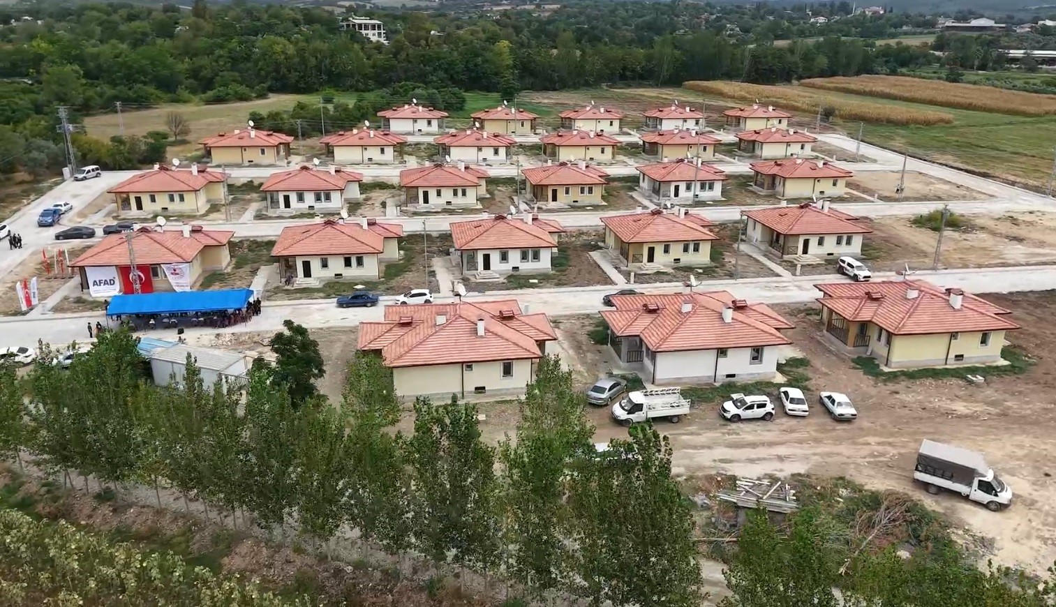 Sumbas’ta yapımı tamamlanan 27 köy evinin anahtar teslimi yapıldı 