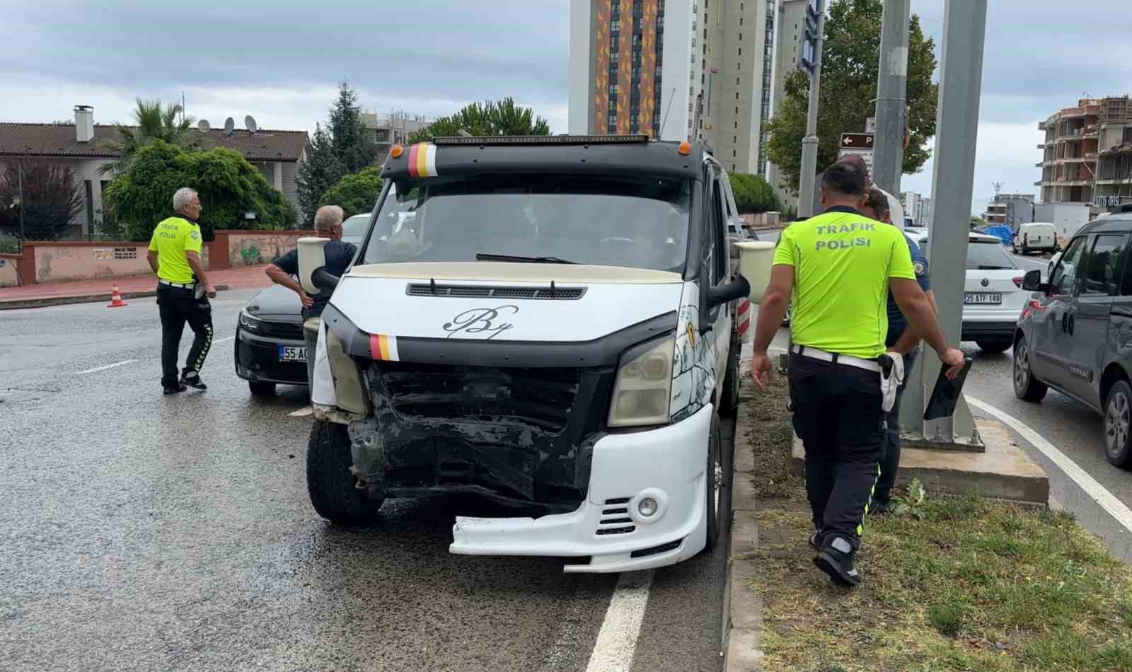Samsun’da kamyonet ile otomobil çarpıştı: 3 yaralı 