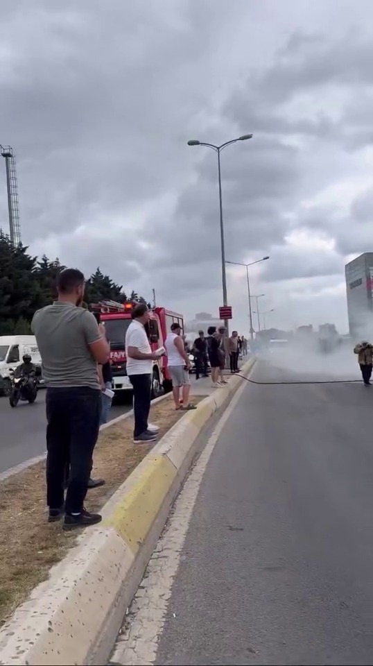 Ataşehir’de araç yangını 