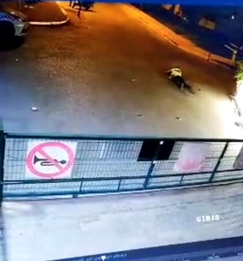 Denetimi görünce kaçan alkollü sürücü, önüne çıkan polislere çarpıp kaçtı 