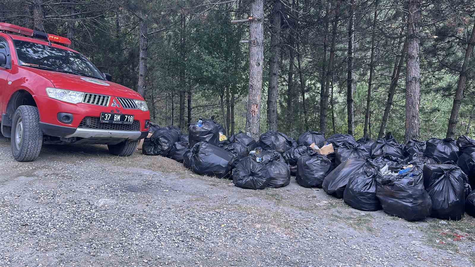 D100 karayolunun yanındaki ormandan 200 torba çöp çıktı 