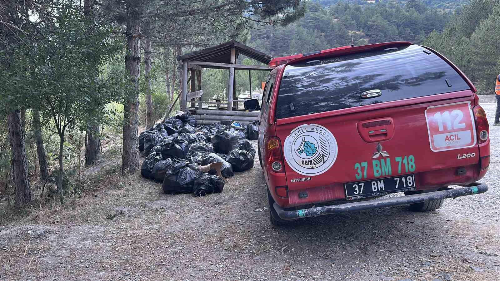D100 karayolunun yanındaki ormandan 200 torba çöp çıktı 