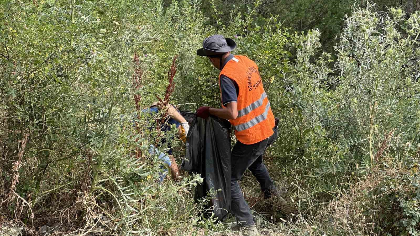 D100 karayolunun yanındaki ormandan 200 torba çöp çıktı 