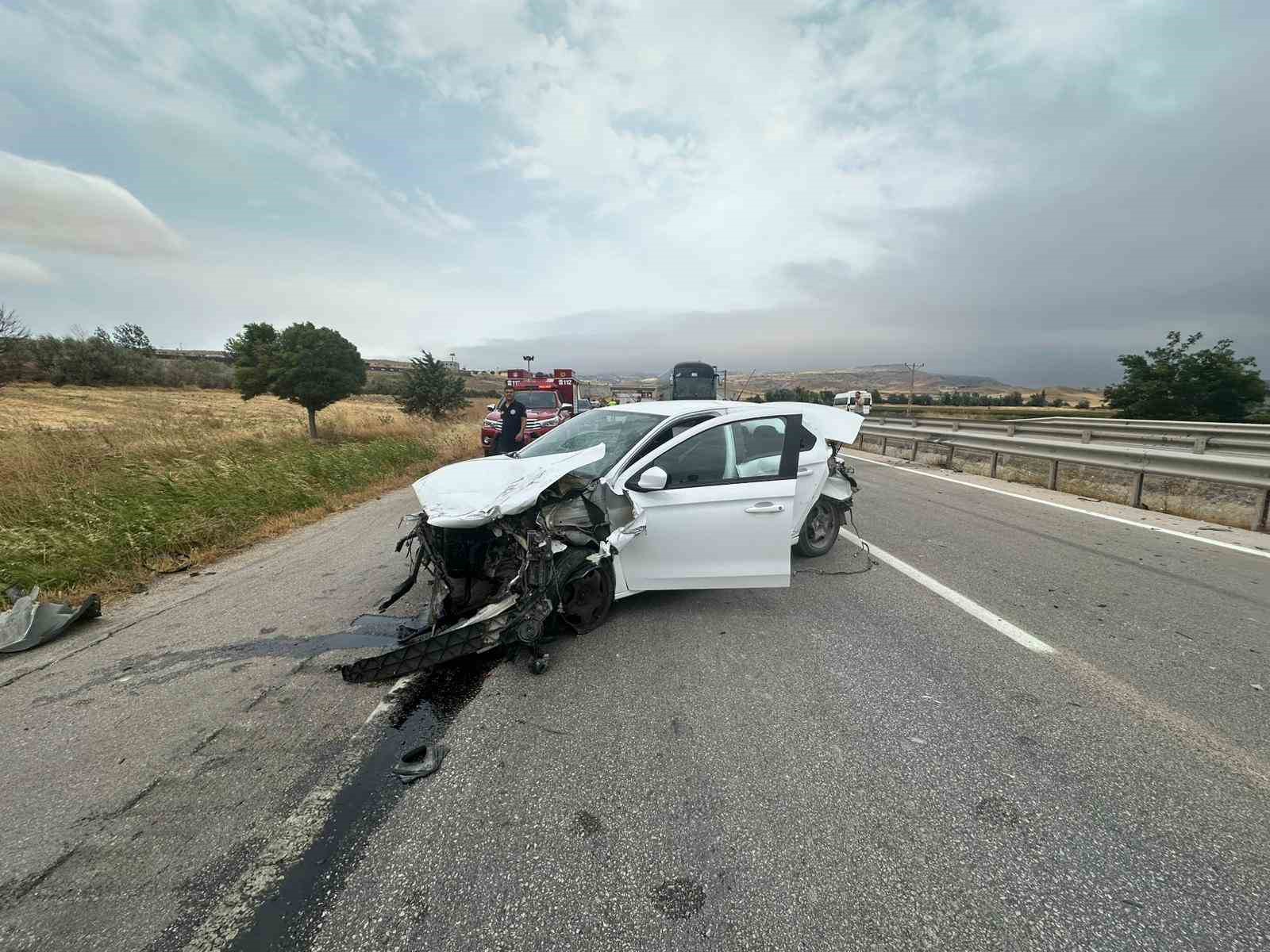 Amasya’da otomobil tıra çarptı