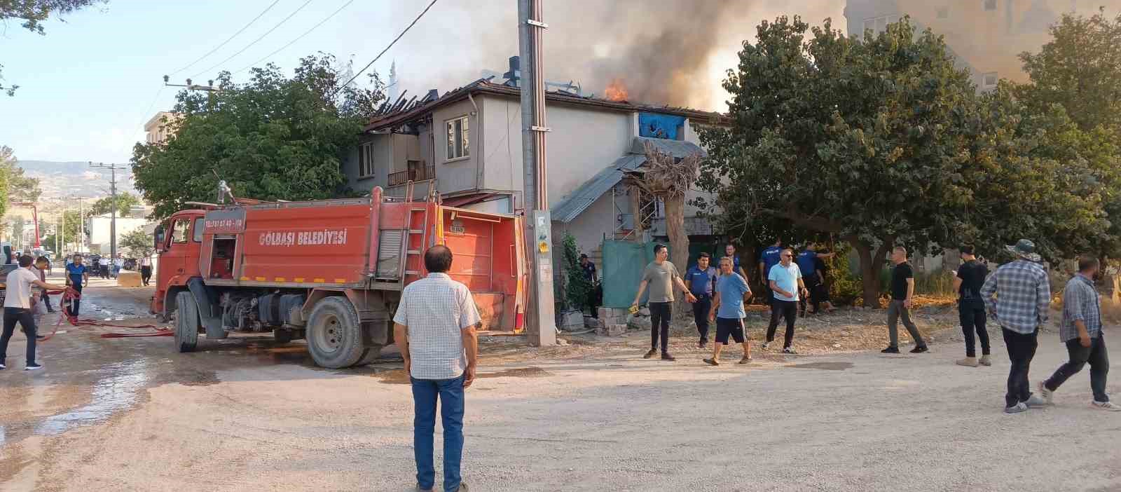 Adıyaman’da iki katlı evde yangın paniği