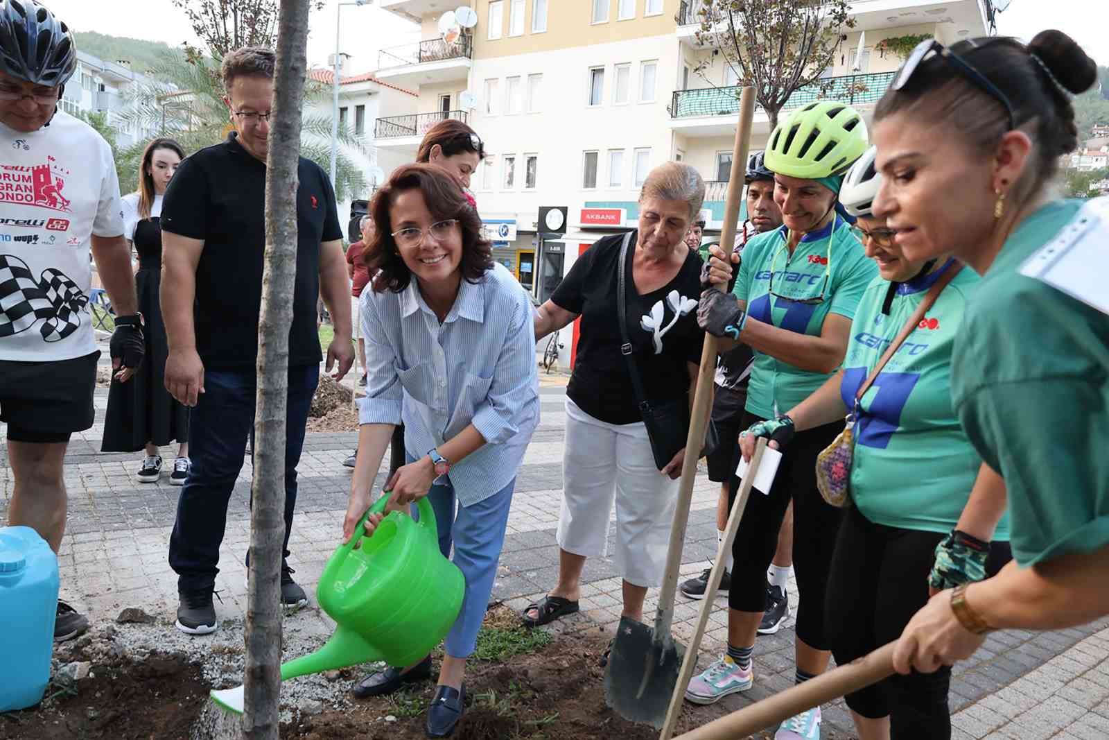Bisikletçiler orman yangınlarına dikkat çekmek için pedalladı 