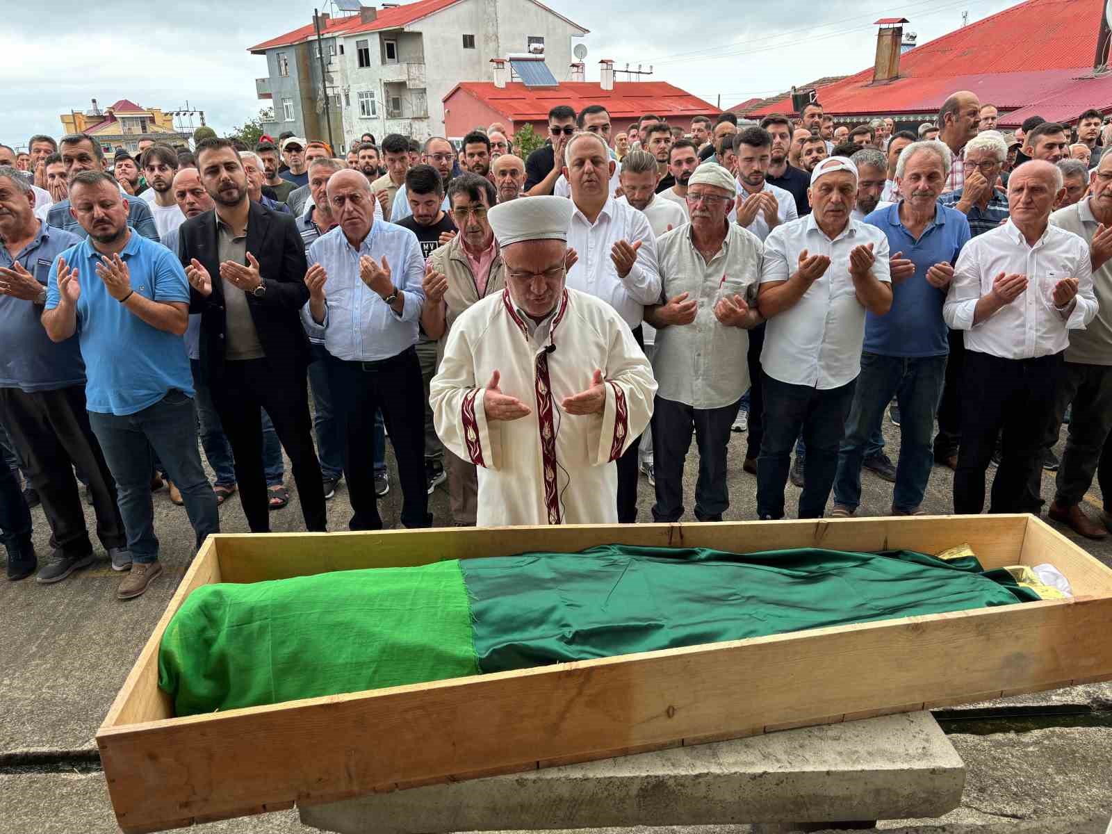 Boşanma aşamasındaki eşi tarafından öldürülen Sinem Topaloğlu son yolculuğuna uğurlandı 