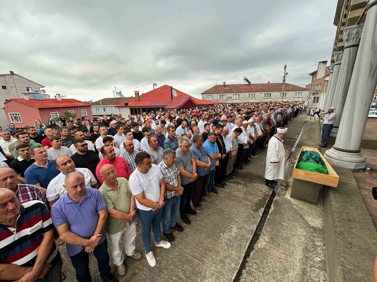 Boşanma aşamasındaki eşi tarafından öldürülen Sinem Topaloğlu son yolculuğuna uğurlandı 