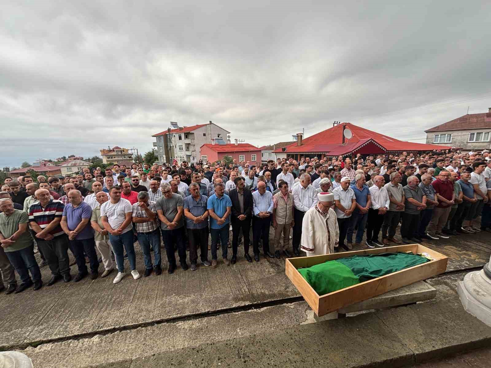 Boşanma aşamasındaki eşi tarafından öldürülen Sinem Topaloğlu son yolculuğuna uğurlandı 