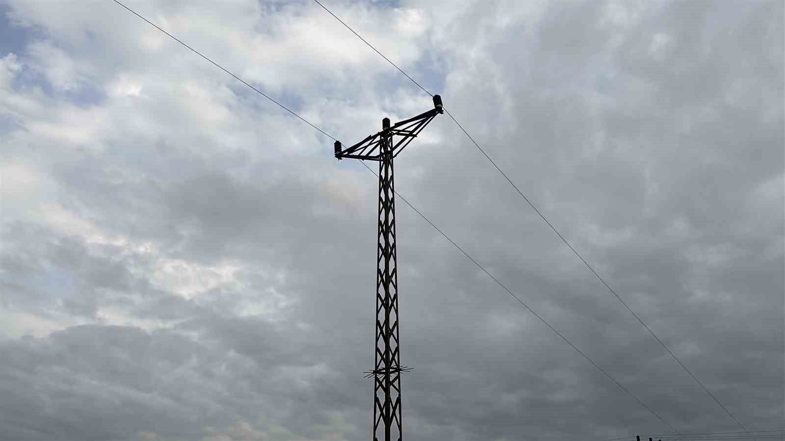 Kopan elektrik teli yangına sebep oldu: 3 dönümlük tarla zarar gördü 