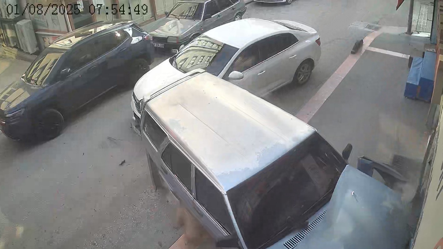 Kazaya karışan iki araç savrularak iş yerlerinin duvarına çarptı: 1 yaralı 