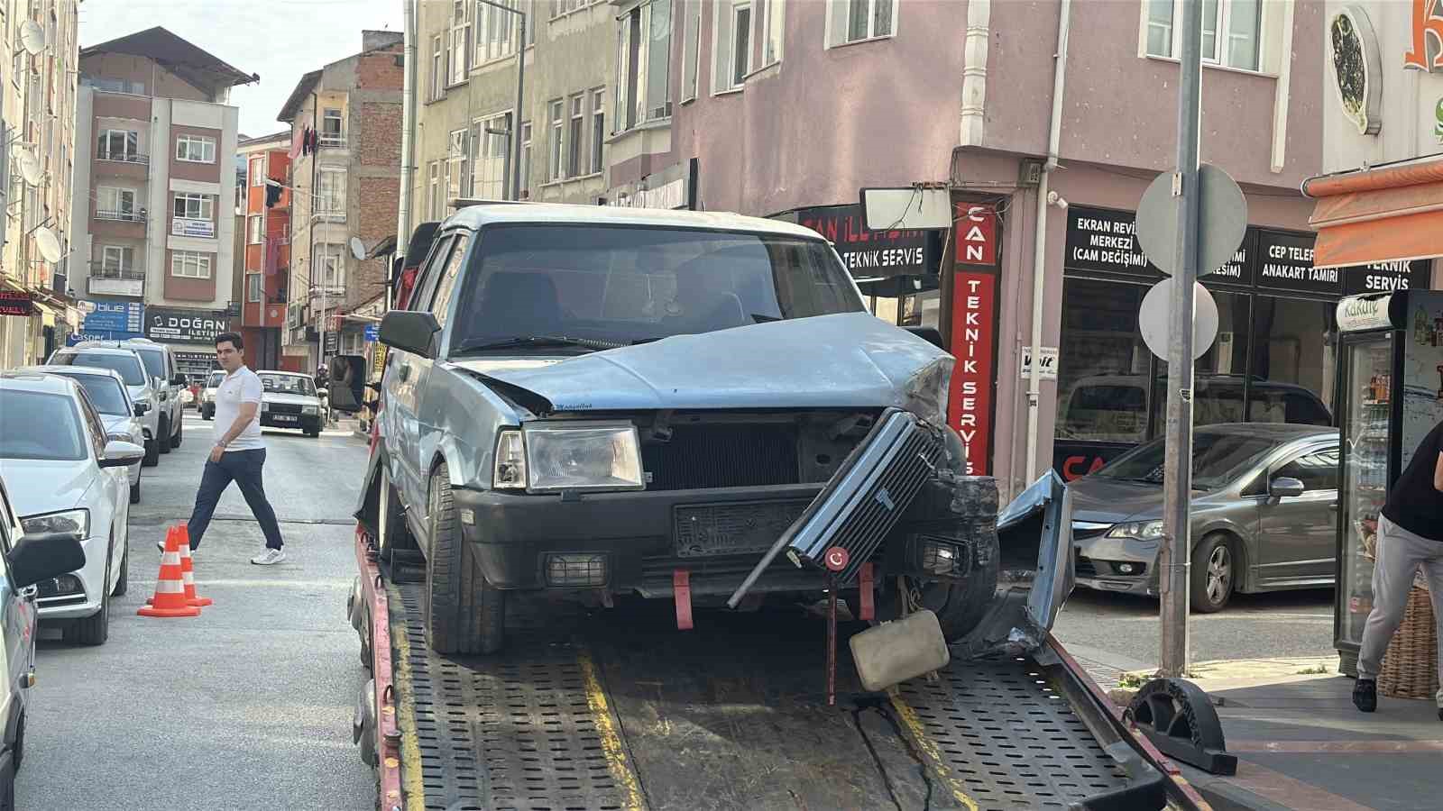Kazaya karışan iki araç savrularak iş yerlerinin duvarına çarptı: 1 yaralı 
