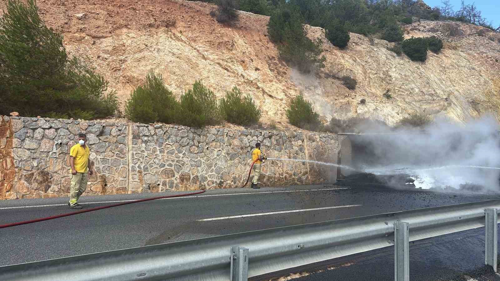 Devrilen zift yüklü kamyon alev aldı, karayolu trafiğe kapandı 