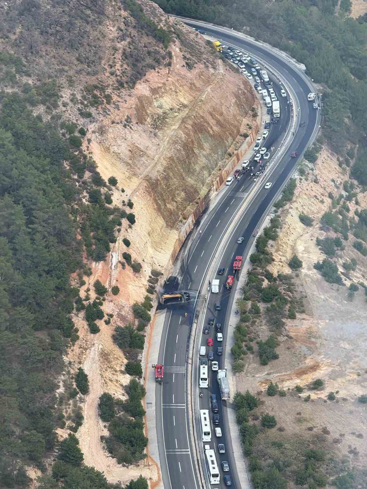 Devrilen zift yüklü kamyon alev aldı, karayolu trafiğe kapandı 