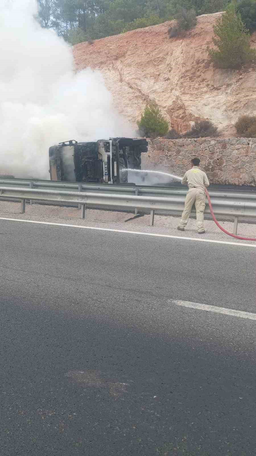 Devrilen zift yüklü kamyon alev aldı, karayolu trafiğe kapandı 