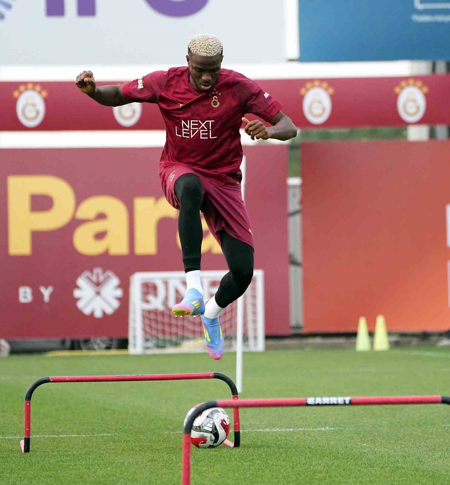 Osimhen, Galatasaray formasıyla ilk antrenmanına çıktı 