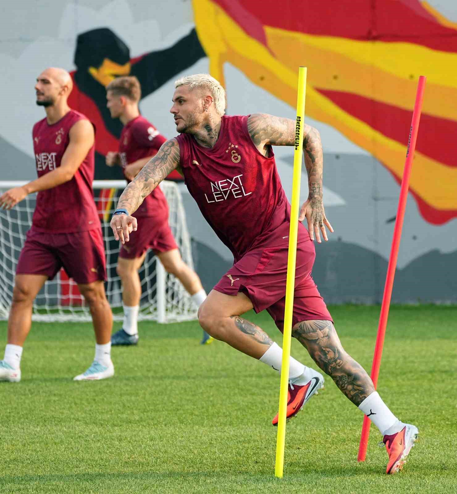 Osimhen, Galatasaray formasıyla ilk antrenmanına çıktı 