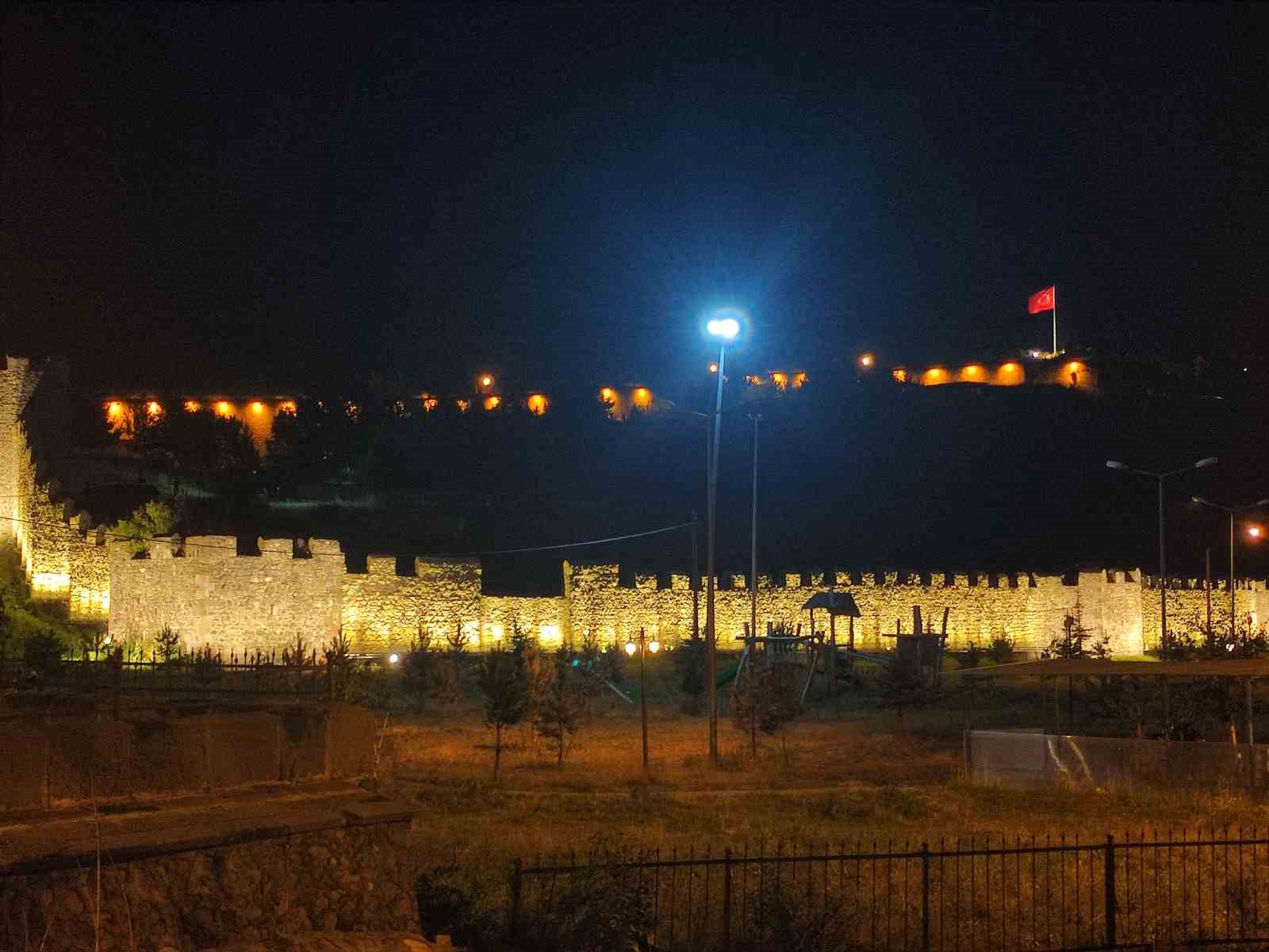 Tarihi Ardahan Kalesi ışıklandırıldı 