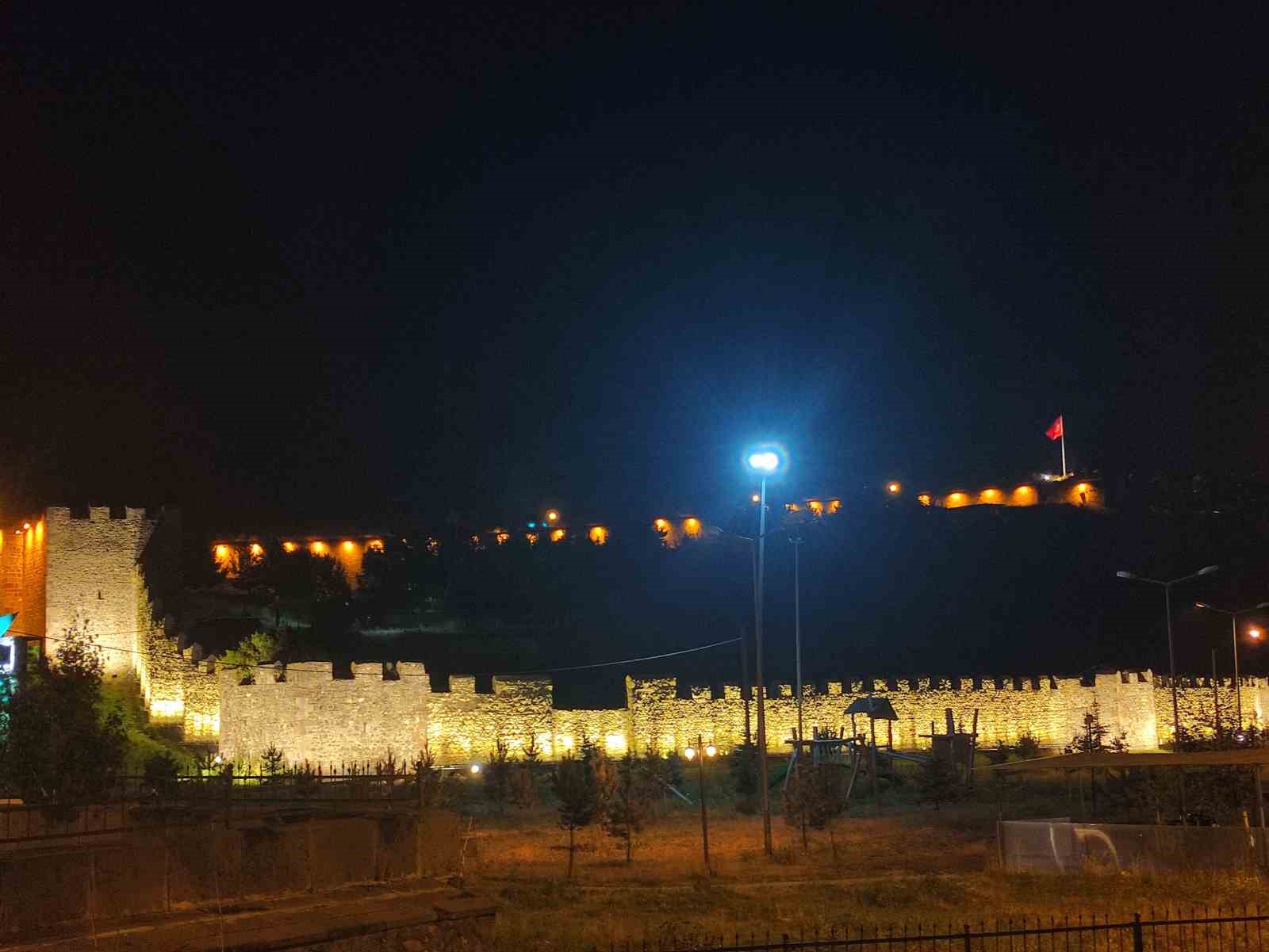 Tarihi Ardahan Kalesi ışıklandırıldı 