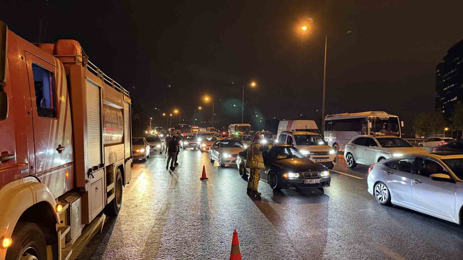 Eyüpsultan’da feci kaza... 16 araç birbirine girdi: 6 yaralı 