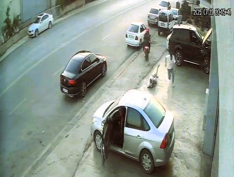 Motosikletle takip ettikleri şahsa kurşun yağdırdılar... Silahlı saldırı anı kamerada 