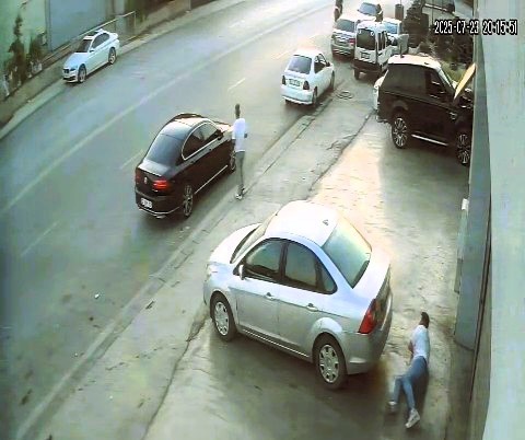Motosikletle takip ettikleri şahsa kurşun yağdırdılar... Silahlı saldırı anı kamerada 