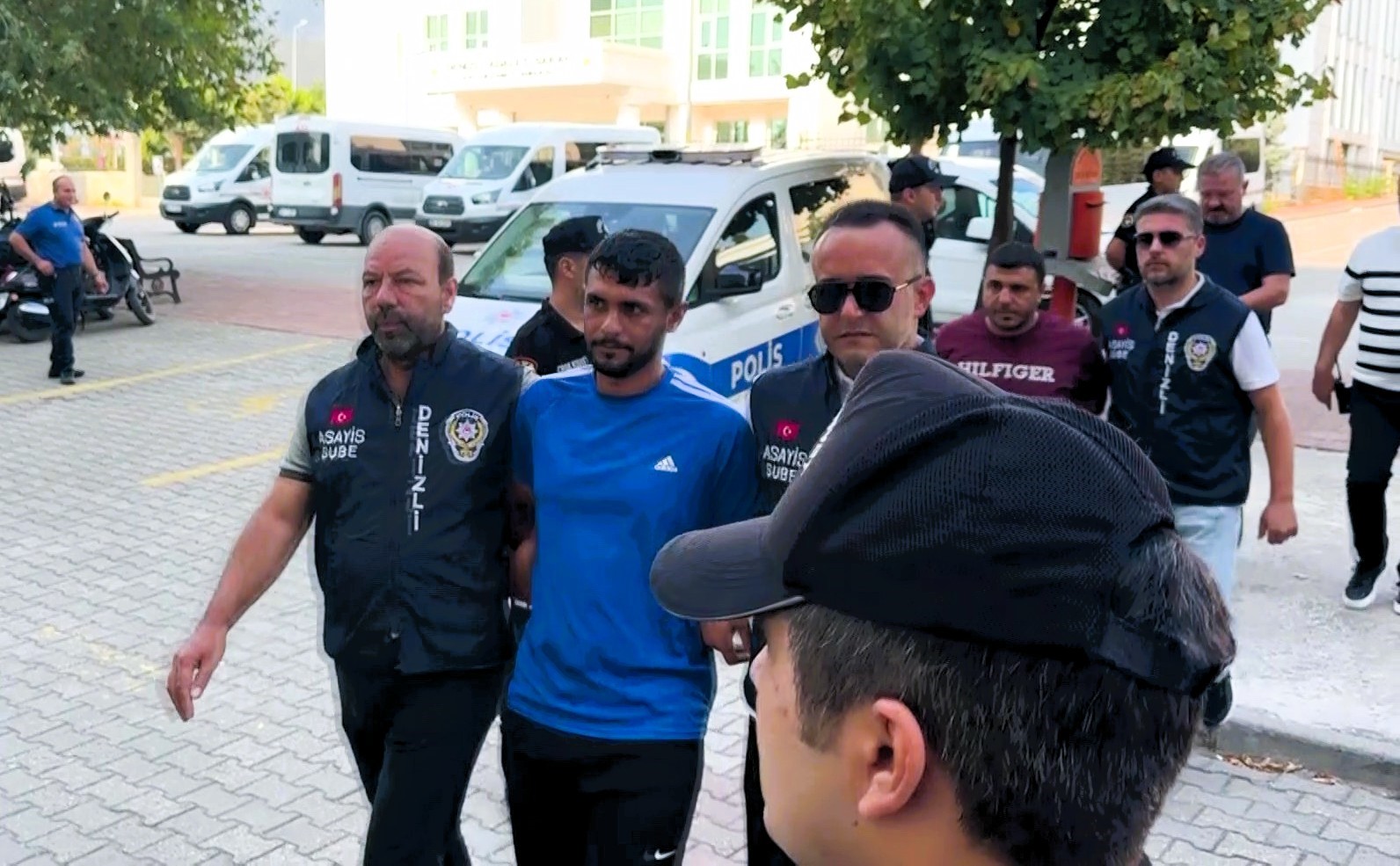 Motosikletle takip ettikleri şahsa kurşun yağdırdılar... Silahlı saldırı anı kamerada 
