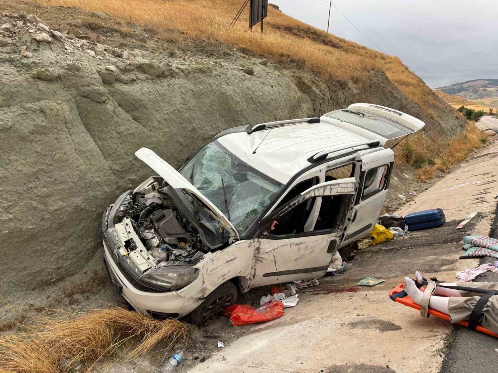 Amasya’da yoldan çıkan araç toprak yığınına çarptı: 4 yaralı 
