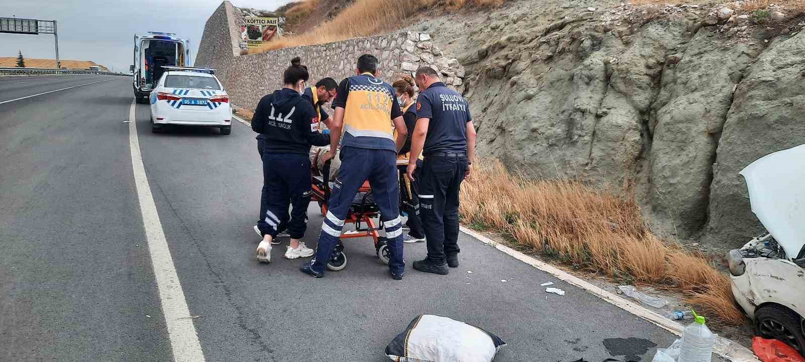 Amasya’da yoldan çıkan araç toprak yığınına çarptı: 4 yaralı 