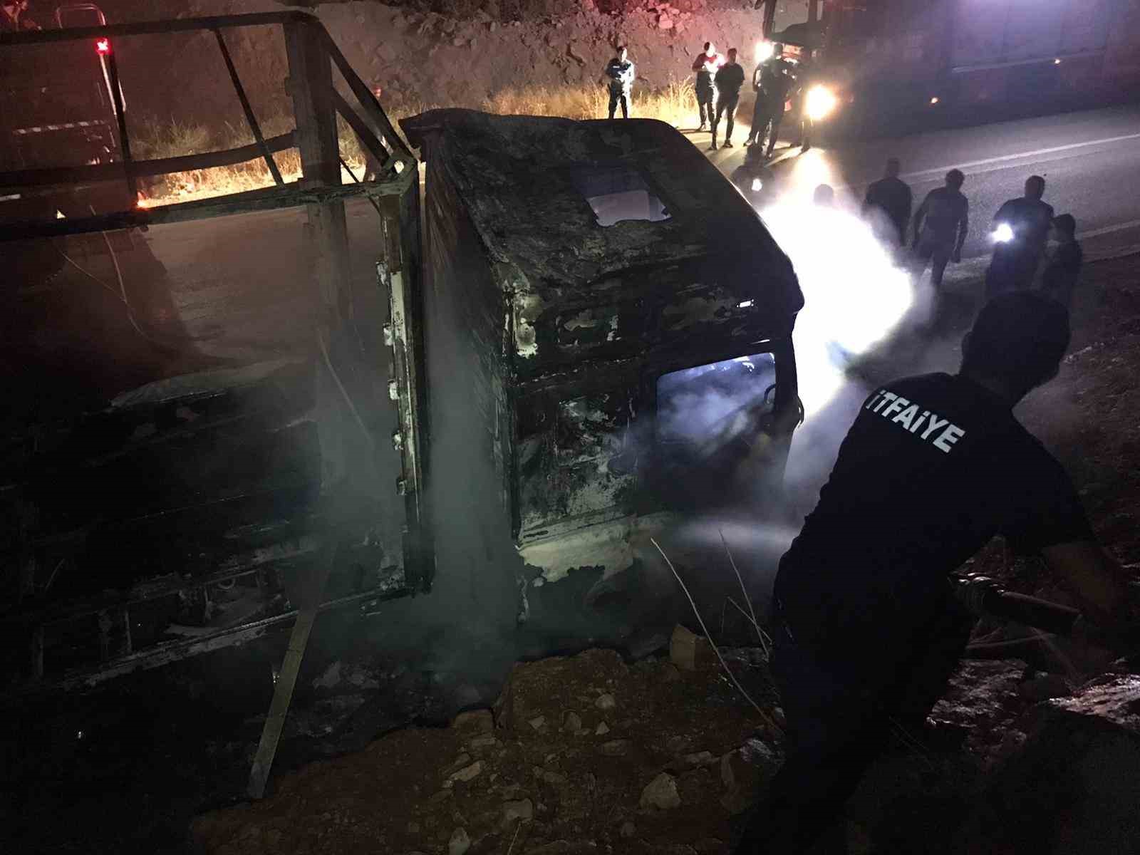Mardin’de alevlere teslim olan tır, geceyi aydınlattı 