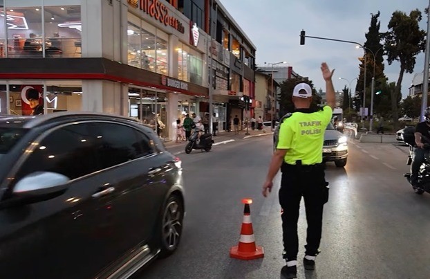 Bilecik’te 2 bin 428 şahıs ve 93 işyeri denetlenirken, 6 kişi gözaltına alındı
