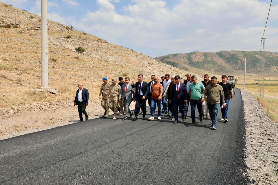 Bitlis İl Özel İdaresinin köy yolları çalışmaları 