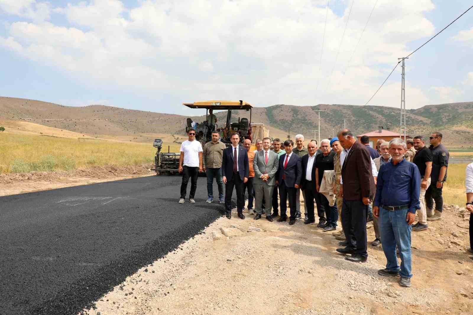 Bitlis İl Özel İdaresinin köy yolları çalışmaları 