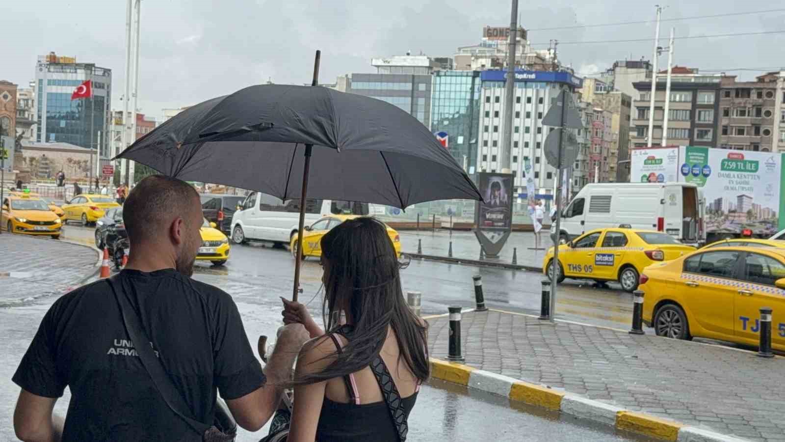 İstanbul’da yağmur etkili oldu: Taksim Meydanı ve çevresinde bazı vatandaşlar şemsiye açtı 