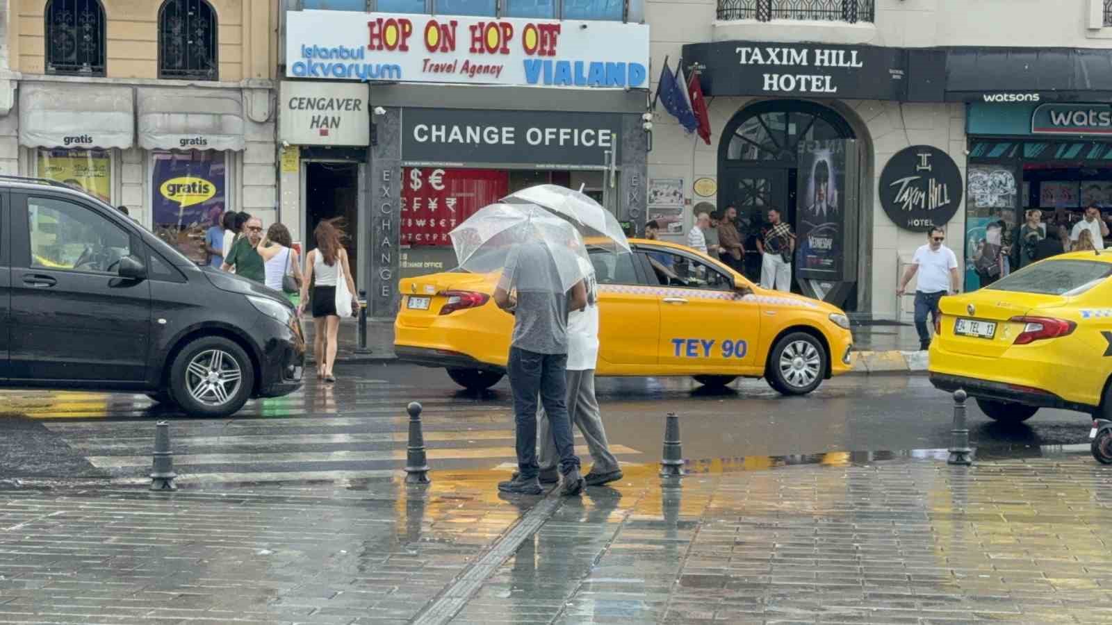 İstanbul’da yağmur etkili oldu: Taksim Meydanı ve çevresinde bazı vatandaşlar şemsiye açtı 