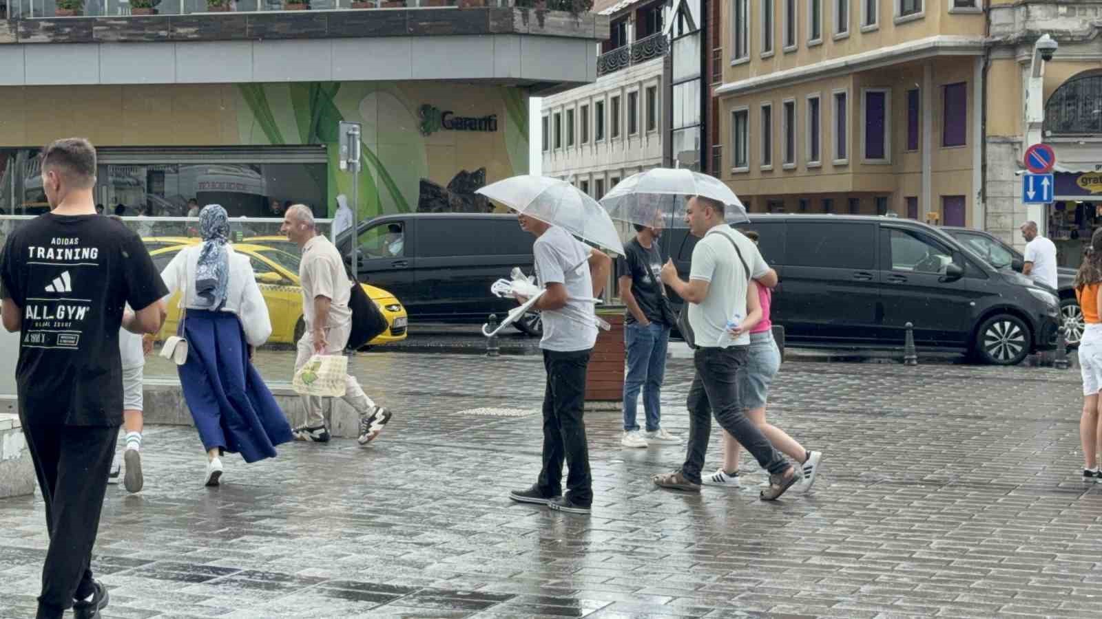 İstanbul’da yağmur etkili oldu: Taksim Meydanı ve çevresinde bazı vatandaşlar şemsiye açtı 