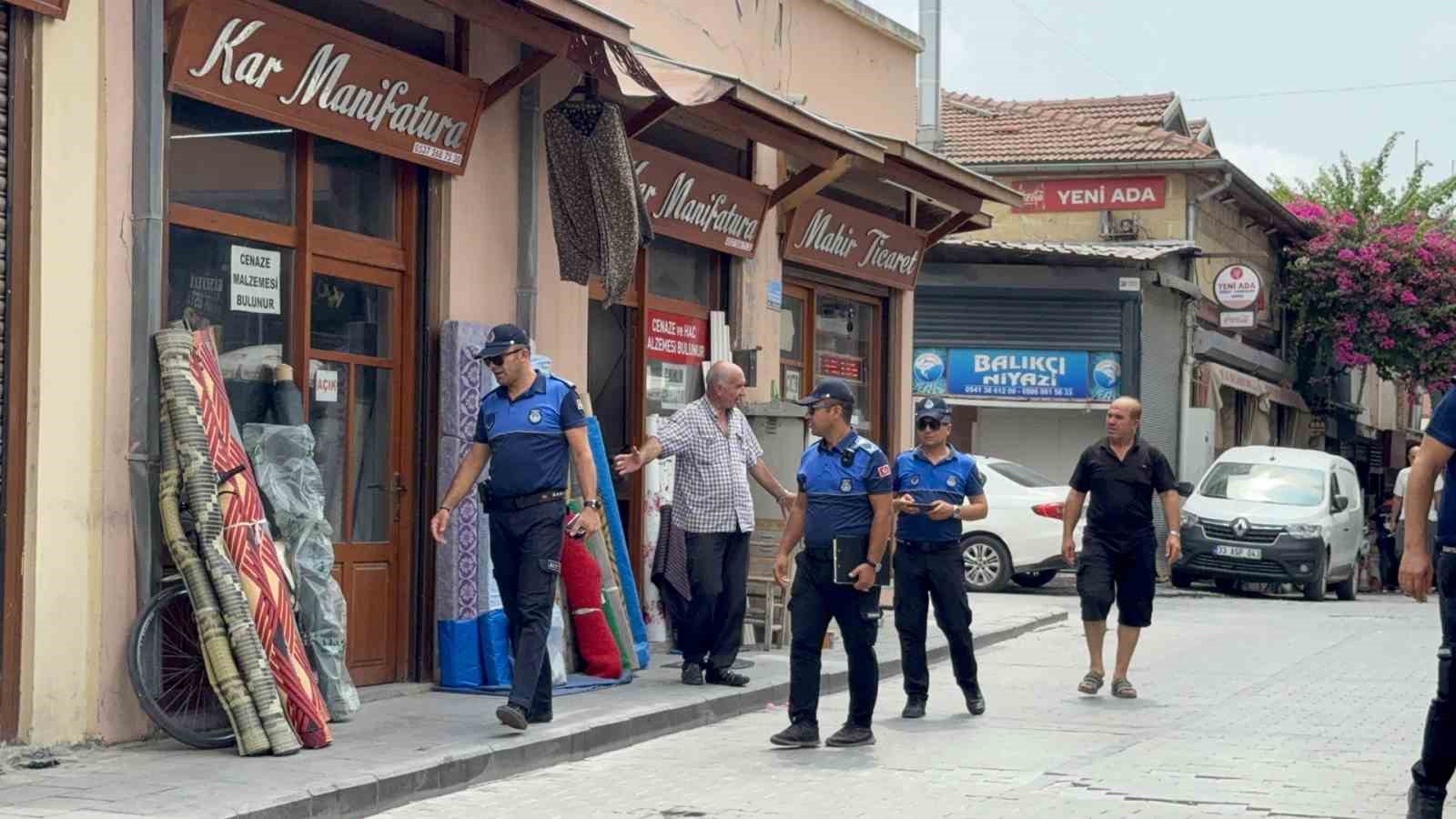 Tarsus’ta kaldırımları işgal eden tezgahlar kaldırıldı 