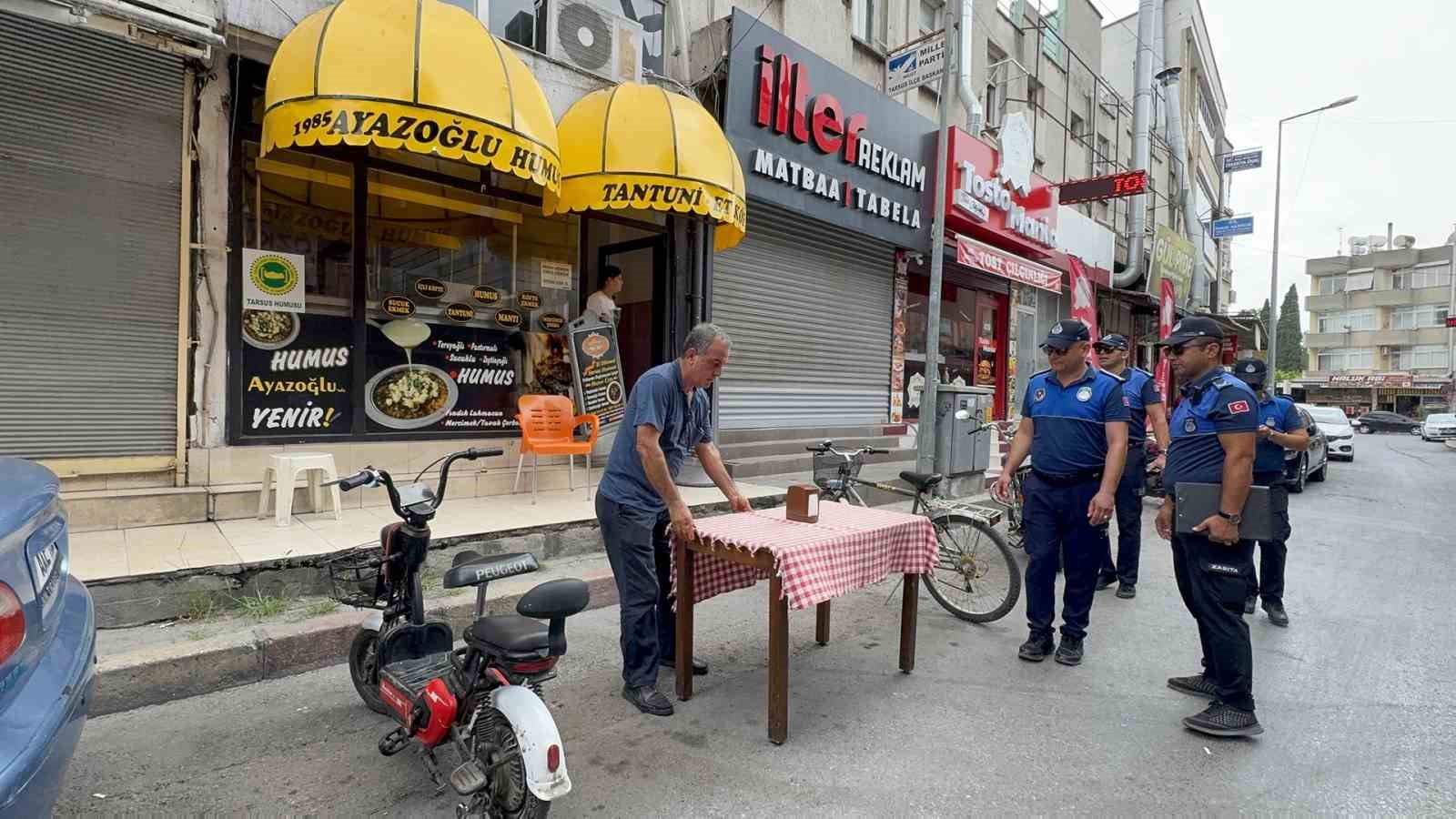 Tarsus’ta kaldırımları işgal eden tezgahlar kaldırıldı 
