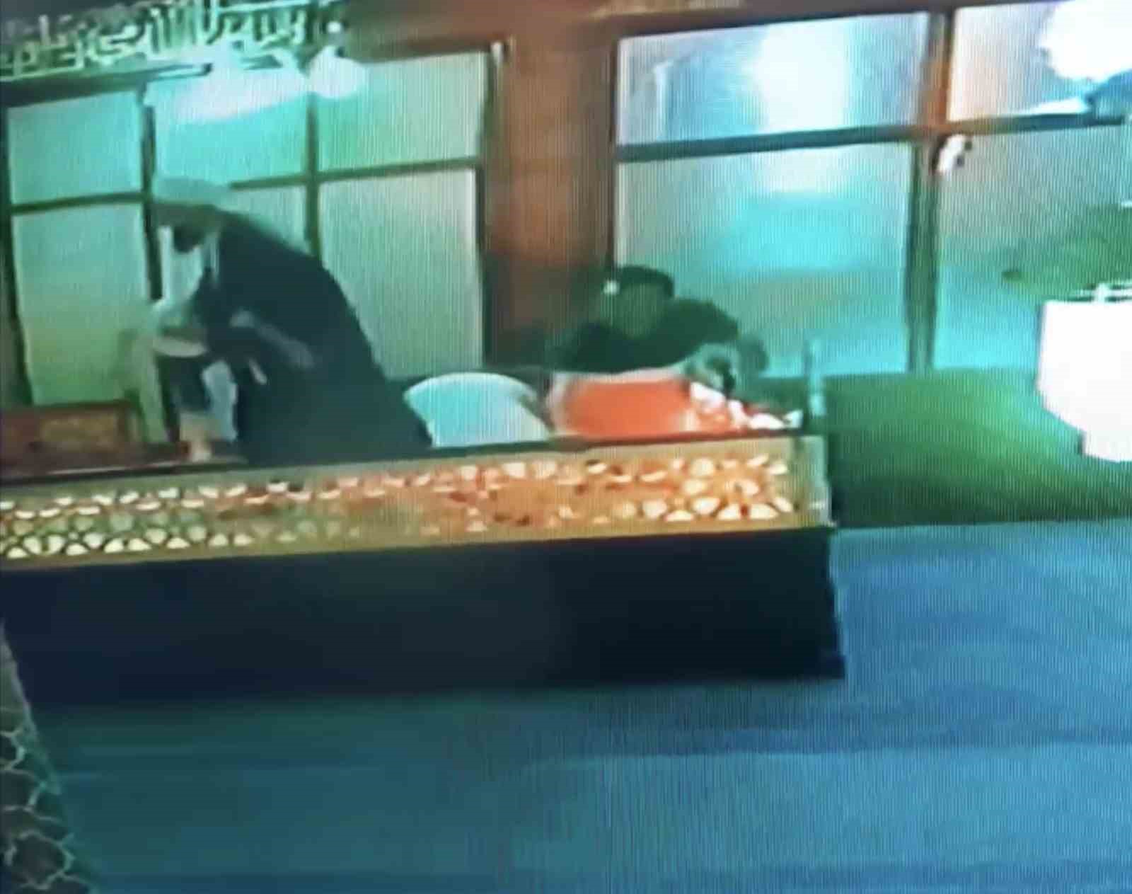 Namazını bozan imam 1 metre yüksekten düşen çocuğu havada yakaladı 