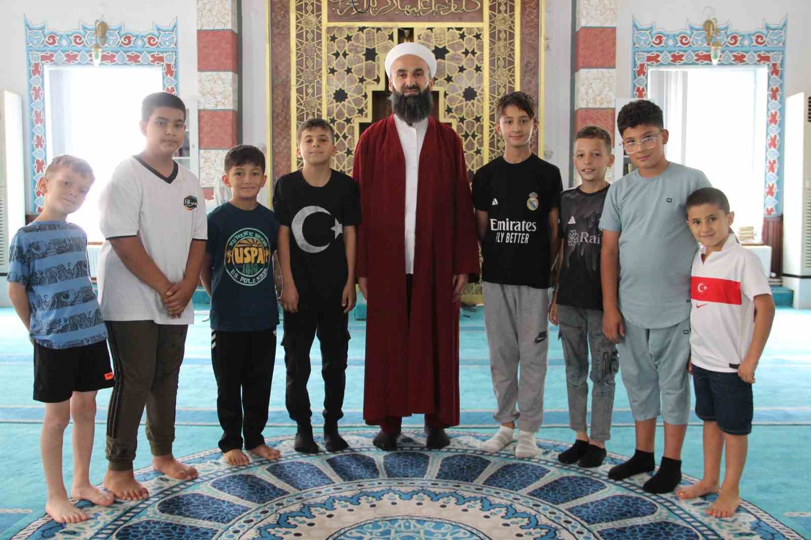 Namazını bozan imam 1 metre yüksekten düşen çocuğu havada yakaladı 