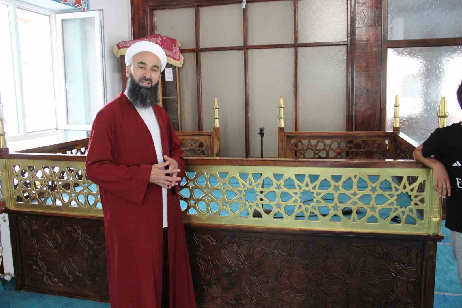 Namazını bozan imam 1 metre yüksekten düşen çocuğu havada yakaladı 