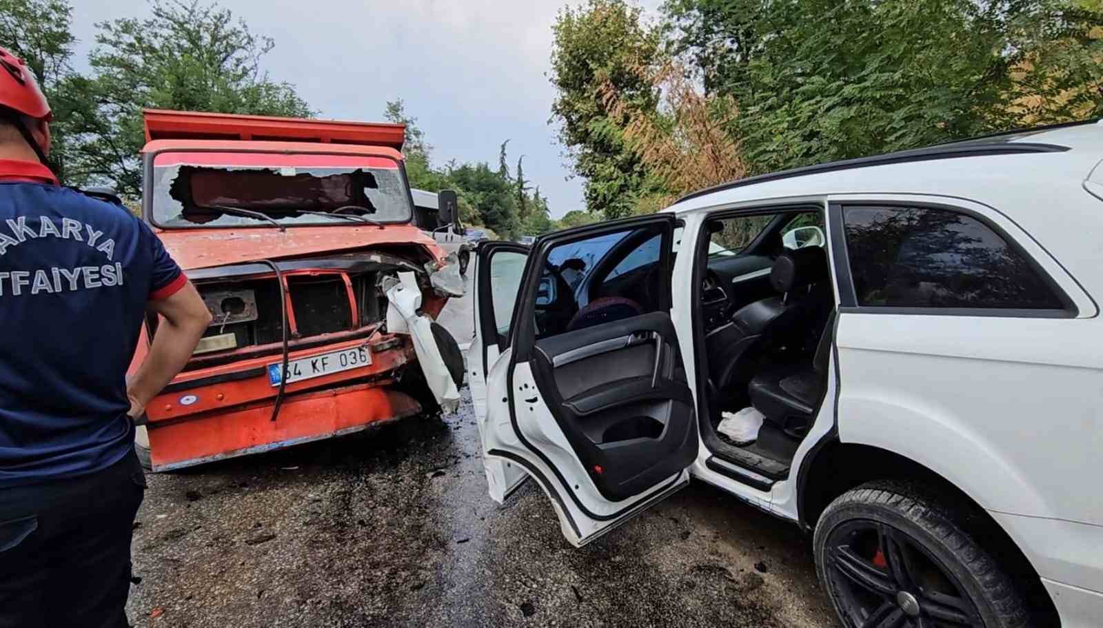 Sakarya’da kamyonet ile cip çarpıştı: 4’ü çocuk 5 yaralı 