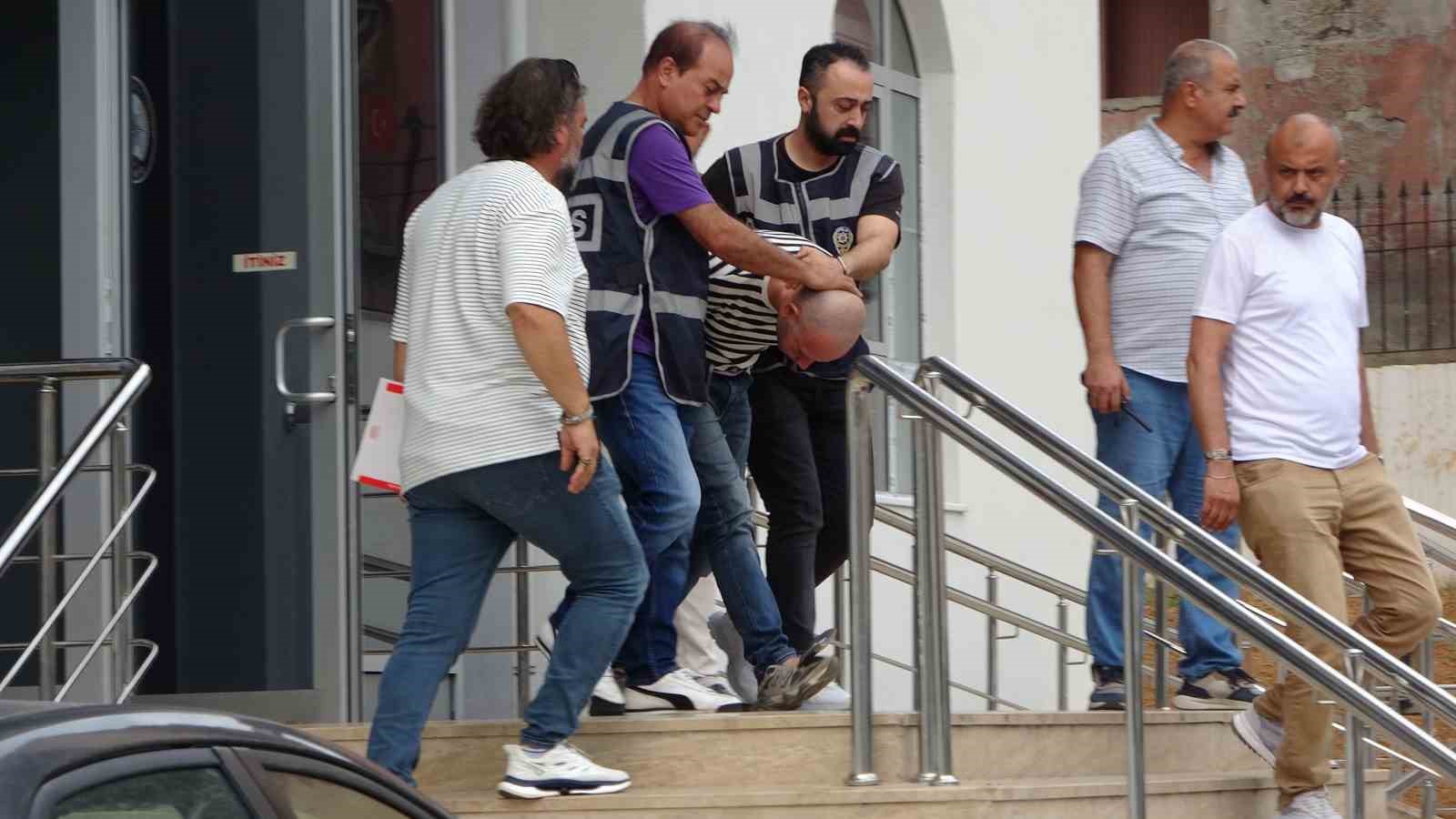 Boşanmak üzere olduğu eşini öldüren şahıs sorgusunun ardından adliyeye sevk edildi 