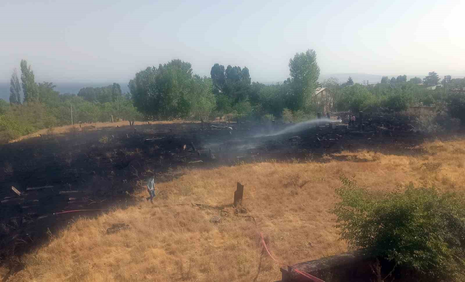 Tarihi mezarlıktaki yangın korkuttu 