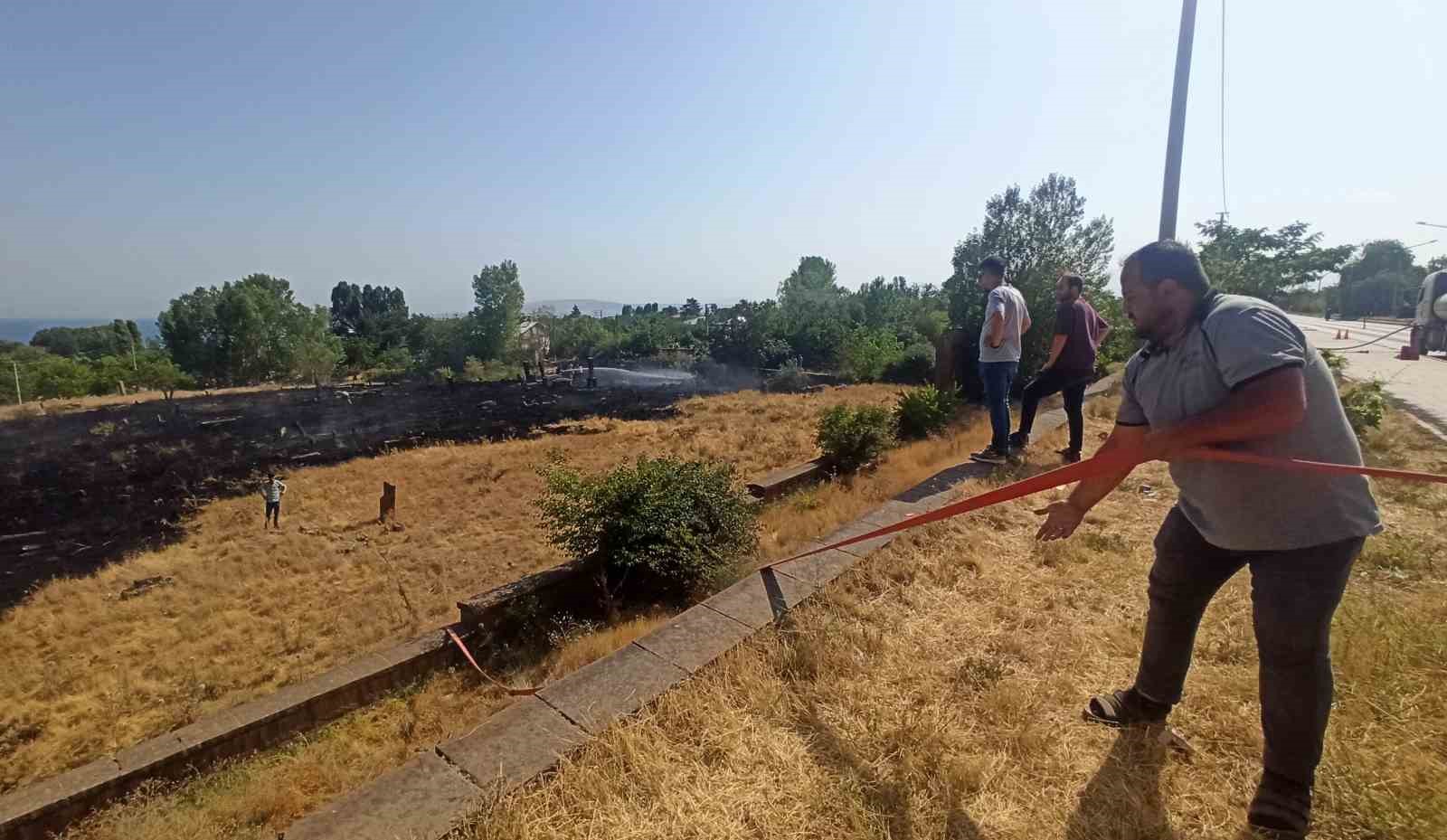 Tarihi mezarlıktaki yangın korkuttu 