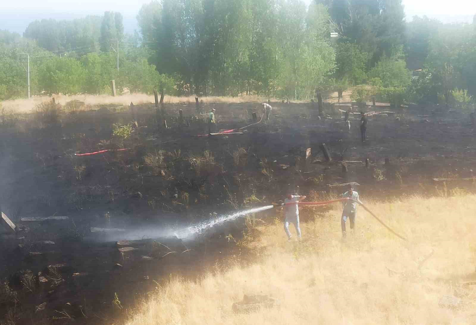 Tarihi mezarlıktaki yangın korkuttu 