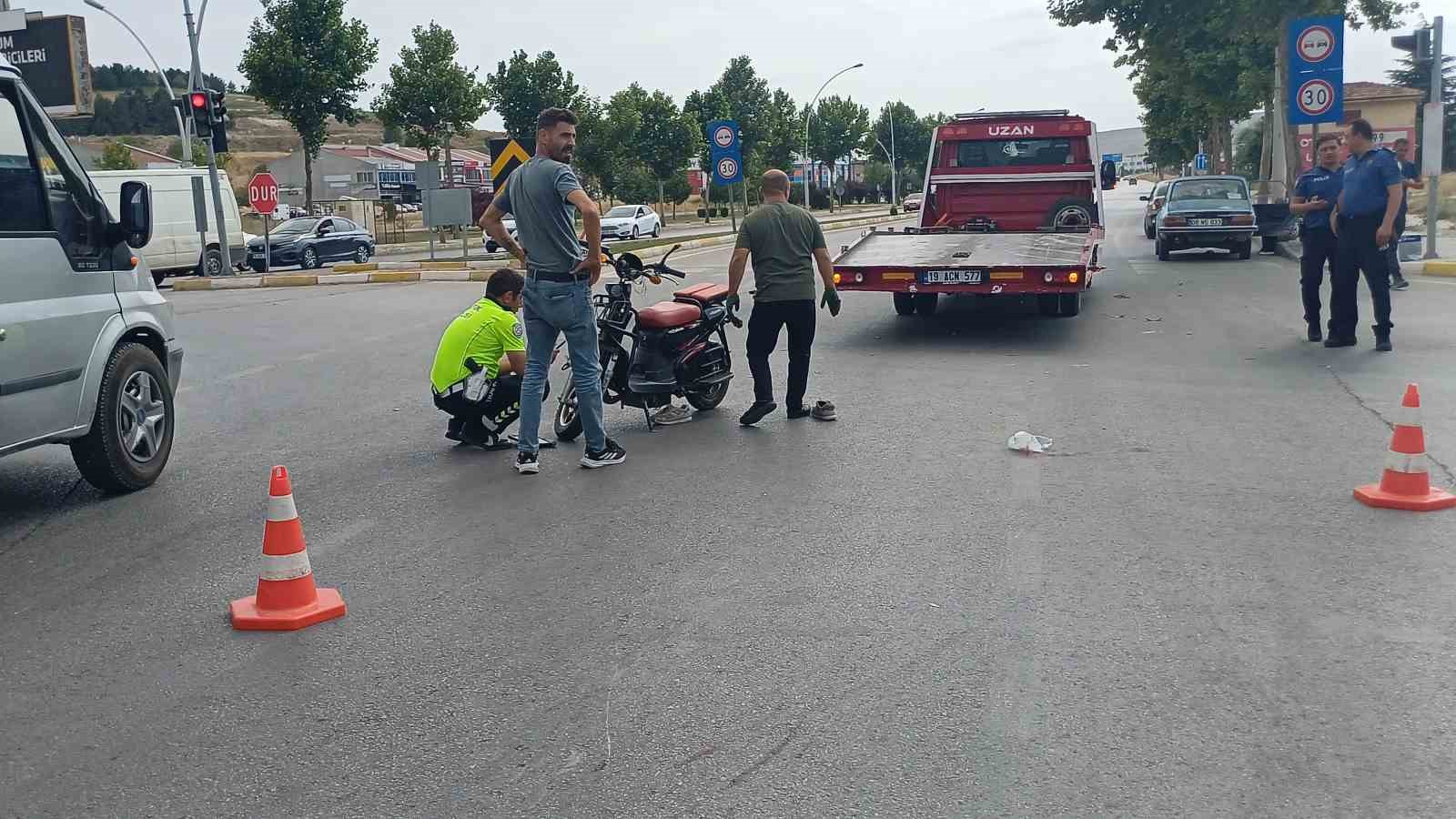 Otomobil ile çarpışan elektrikli motosiklet sürücüsü ağır yaralandı 