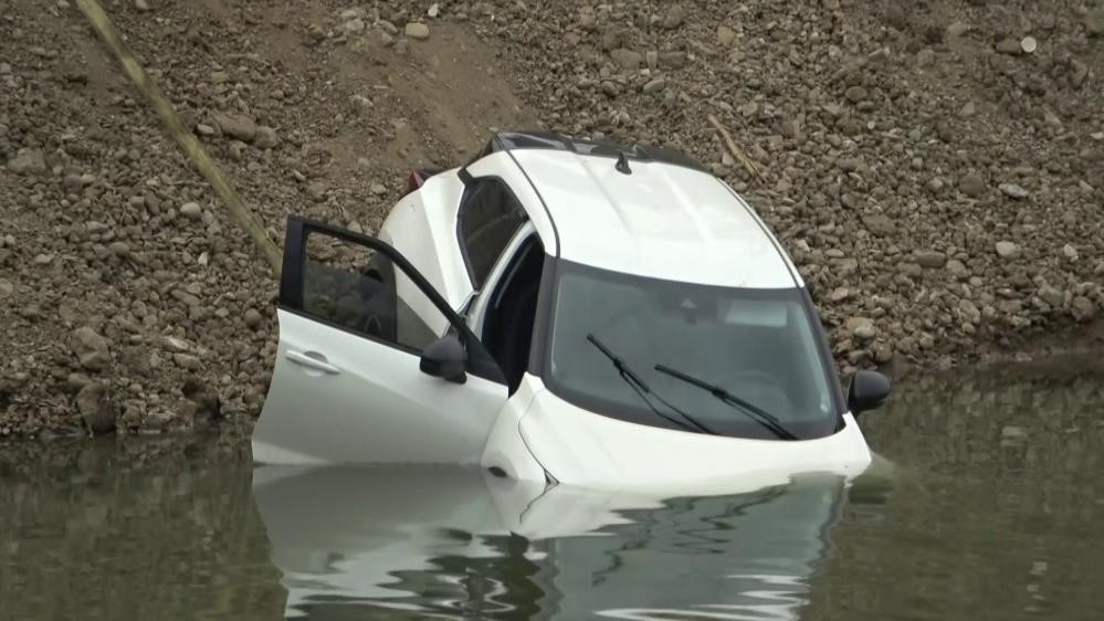 Üç kişi ölümden dönmüştü: SUV aracın ırmağa düştü anlar güvenlik kamerasında 