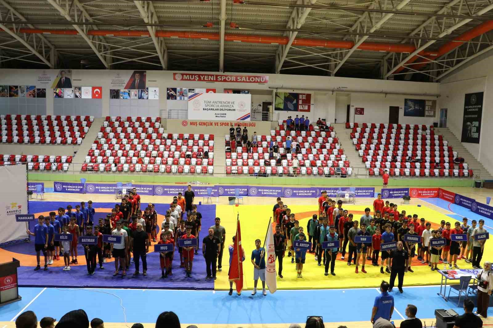 Muş’ta 17 ilden 250 sporcu minderde buluştu 