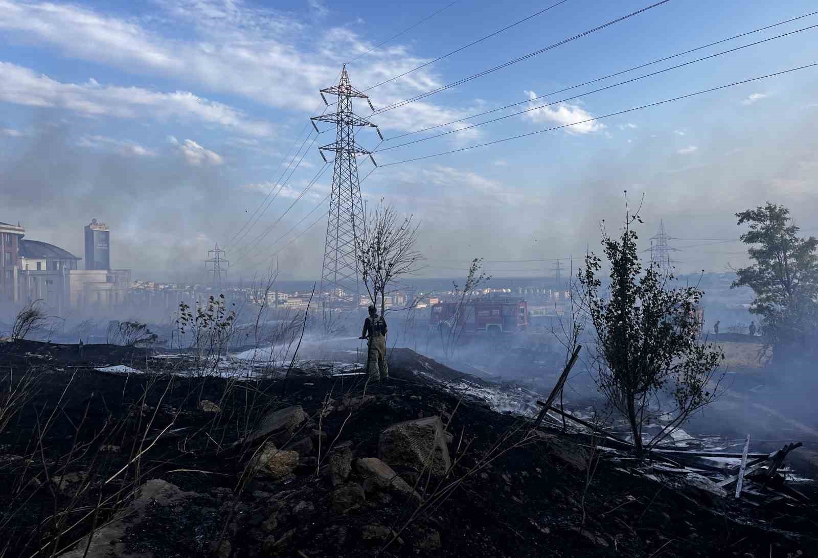 Esenyurt’ta otluk alanda çıkan yangın söndürüldü 